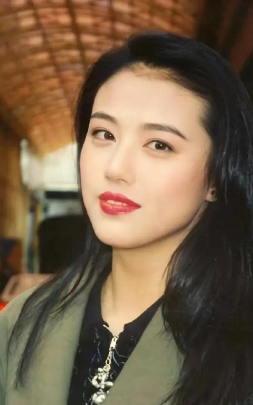周海媚中国香港女演员。1985年出道，代表作有《流氓大亨》《倚天屠龙记》《大闹广
