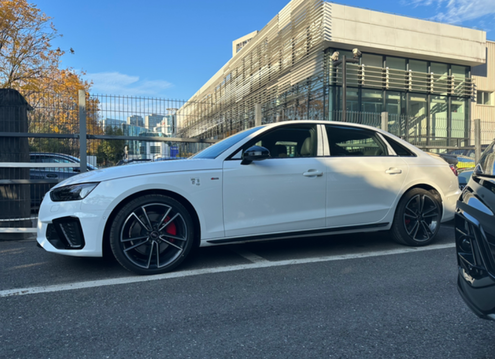 45 A4L，提车了
看了大半年了车了，心心念念的顶配A4L终于拿下了，24款的