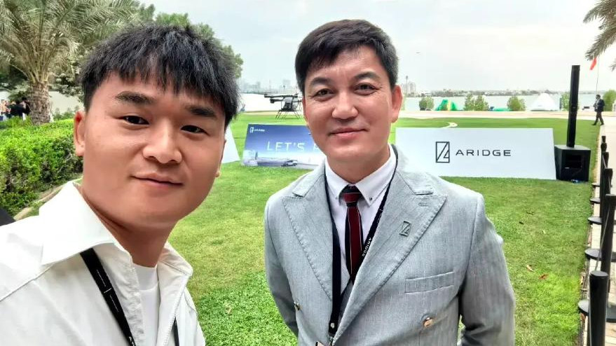 与迪拜王室合影，造飞行车拿12亿订单，受总统接见，他比李湘还牛