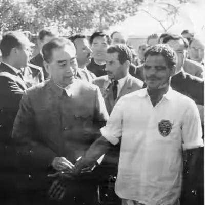 1964年2月4日，周恩来同志在副总理陈毅陪同下，率团访问了阿拉伯联合共和国。