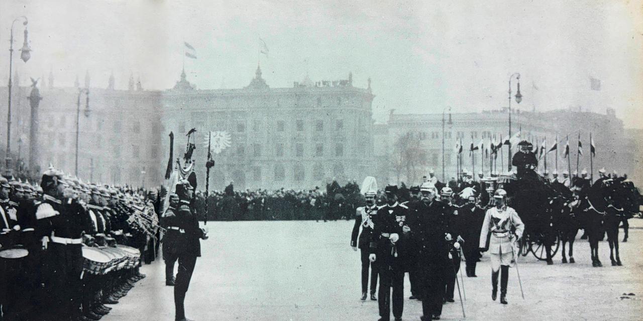 1894年1月26日俾斯麦辞职后首次回到柏林，由威廉皇帝的弟弟亨利王子挽着手臂，