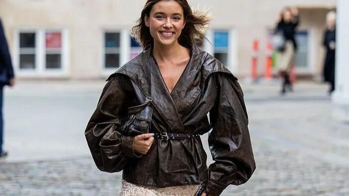 今年秋天锁死 “夹克 + 裙子”，谁穿谁好看