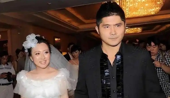 2012年，身价10亿的总裁石磊，送了一辆3000万的法拉利来追求潘长江之女潘阳