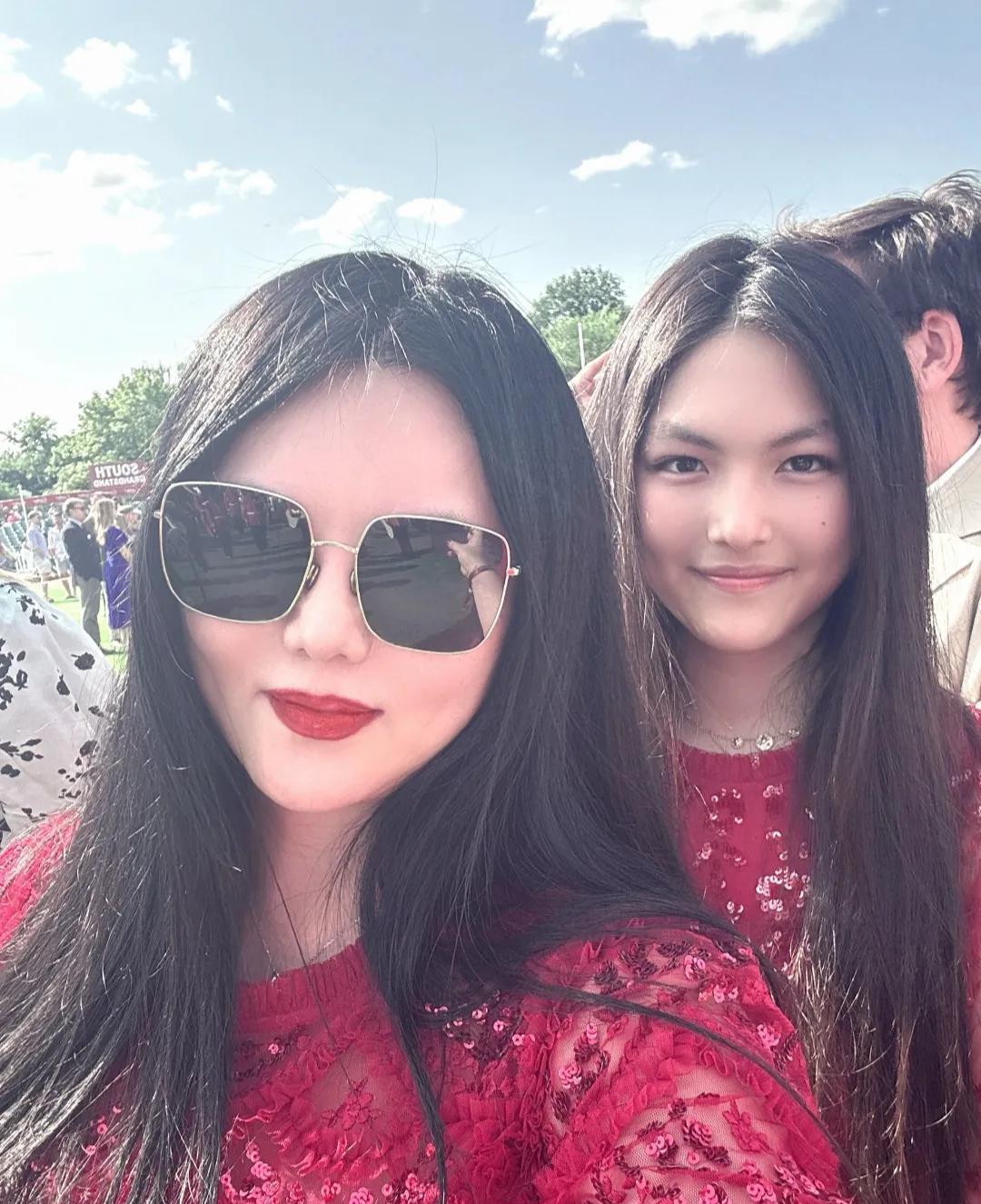 李湘晒和女儿自拍照。
两个人都穿着红色裙子好漂亮，李湘除了胖点，保养得非常好啊。