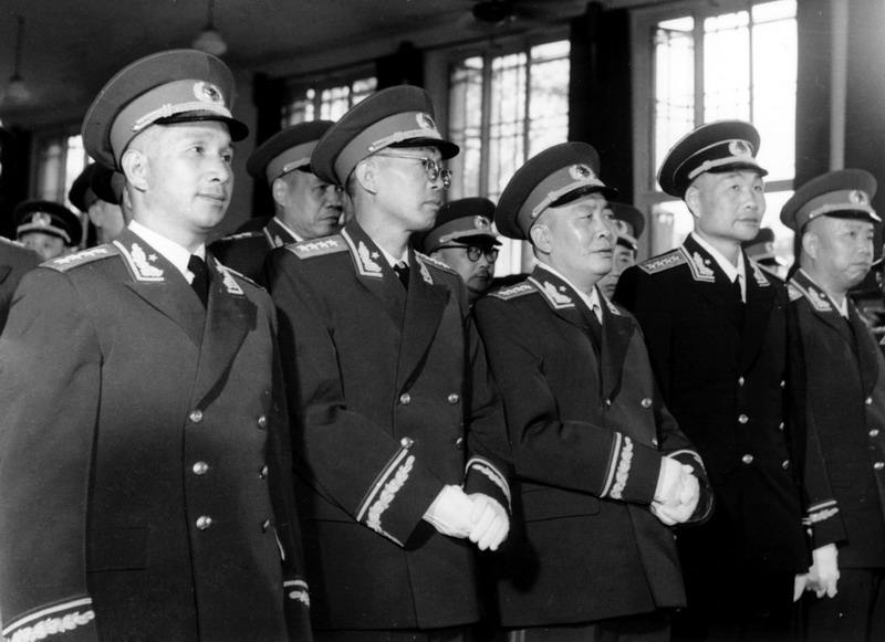 前排五位大将，后面的开国上将，隐隐约约能看见张宗逊、李克农，李克农右边看不清是王