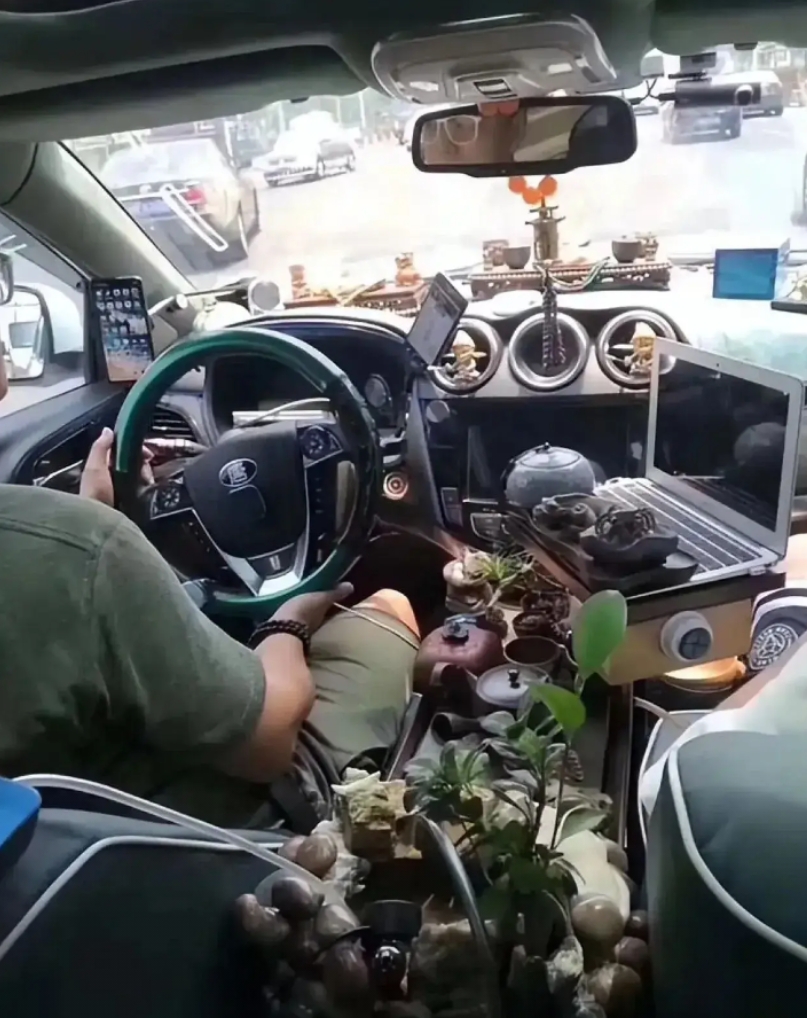 师傅你太有才了吧！车里装的和你家客厅一样，不知道影响你驾驶不，帽子叔叔看见了会不