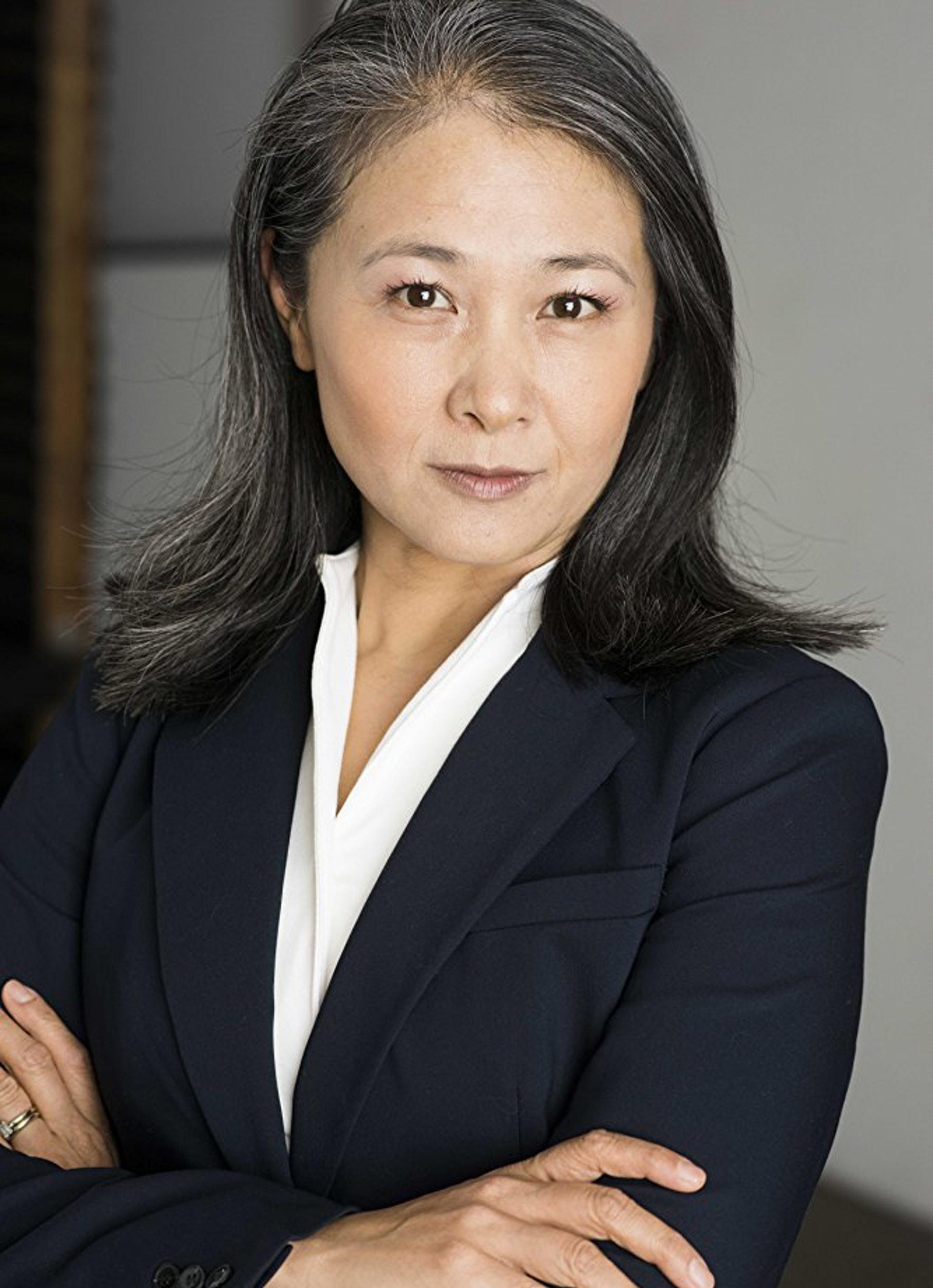 曾经，她在九十年代的香港荧屏上闪闪发光。那个时候，她带着灿烂的笑容和动人的演技，