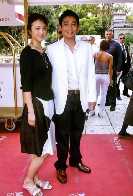 2007年，汤唯与梁朝伟在威尼斯，留下的美好瞬间。彼时汤唯28岁，气质优雅美丽大