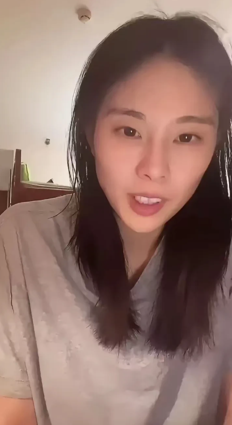 1米9以下的男生都哭晕在厕所了
事情的起因竟然是因为
中国女篮名将王思雨，在直播