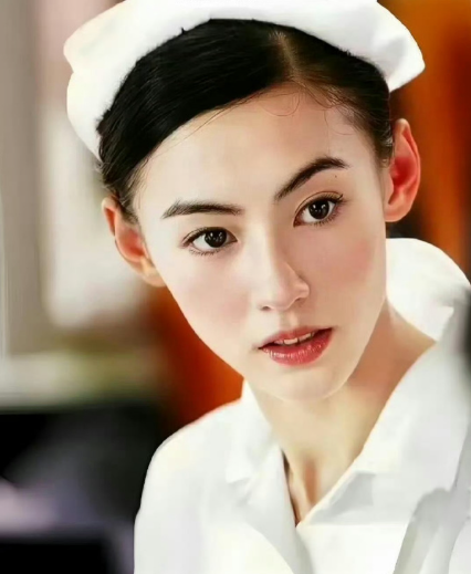 张柏芝的脸就像被时间温柔对待过，依旧精致又灵动。她的美不是昙花一现，而是持续多年