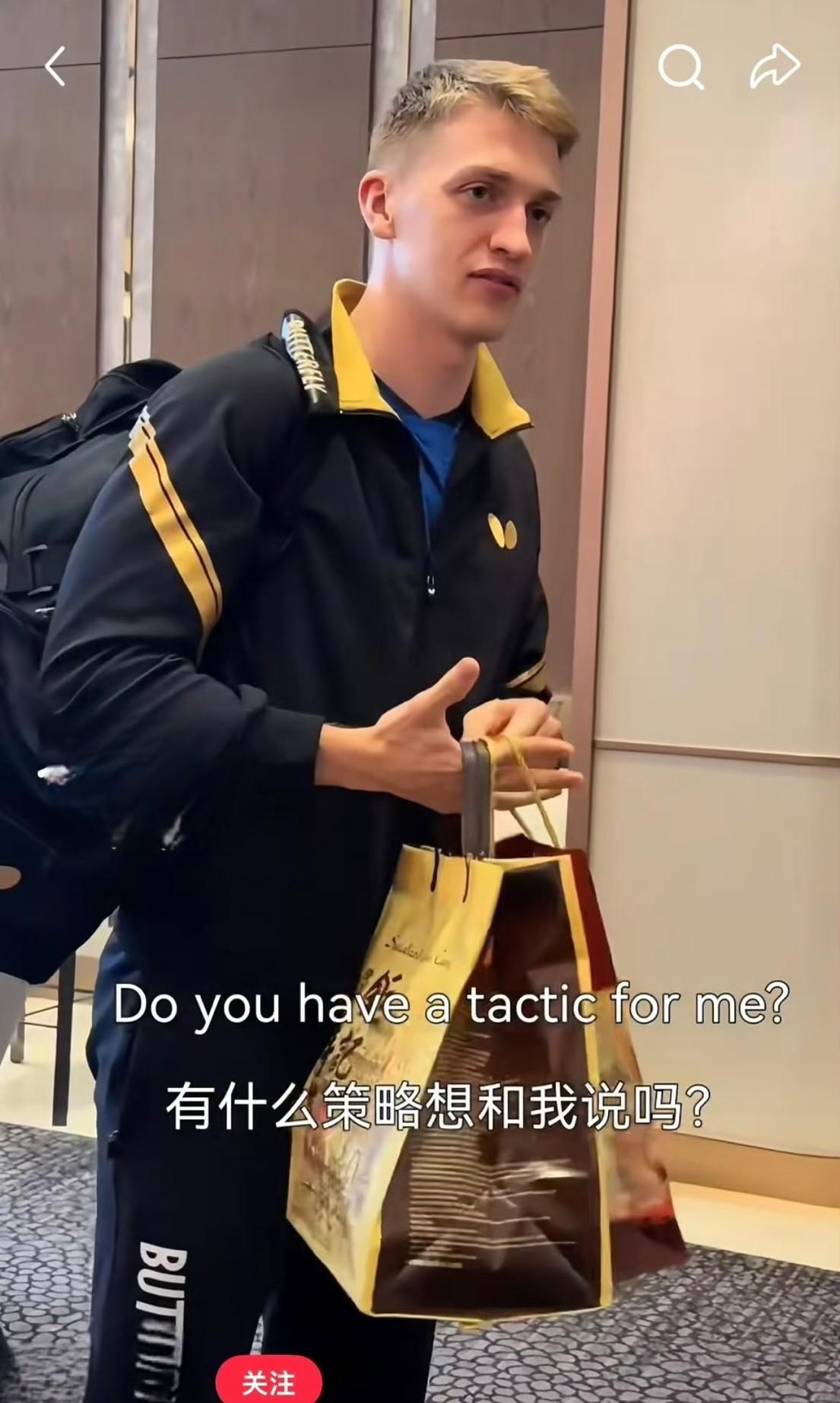 卡尔伯格：随机检查一下我的粉丝是不是懂球帝[祝福]卡尔伯格遇到中国粉丝，双方都特