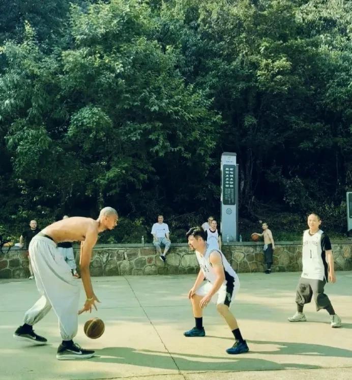 少林篮球！法国“蜘蛛人”大战少林僧人？



令人难以置信的一幕出现在少林寺：2