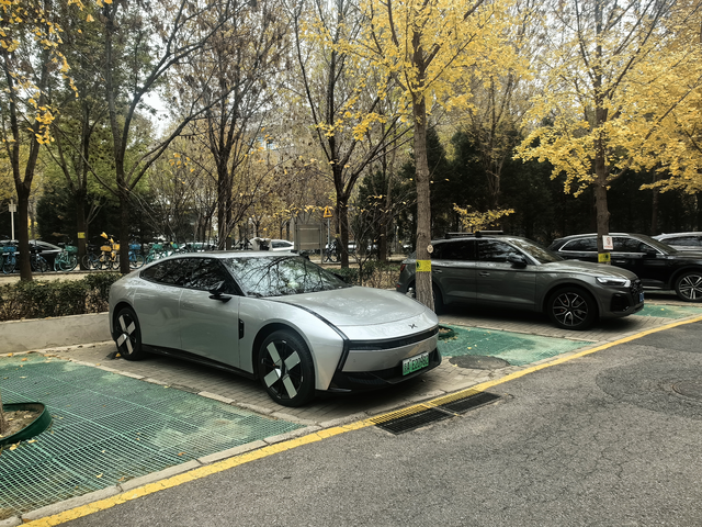 小鹏造型真好看
公司楼下停的，远处没看见车标第一眼真没看出来是那个品牌的造型，前