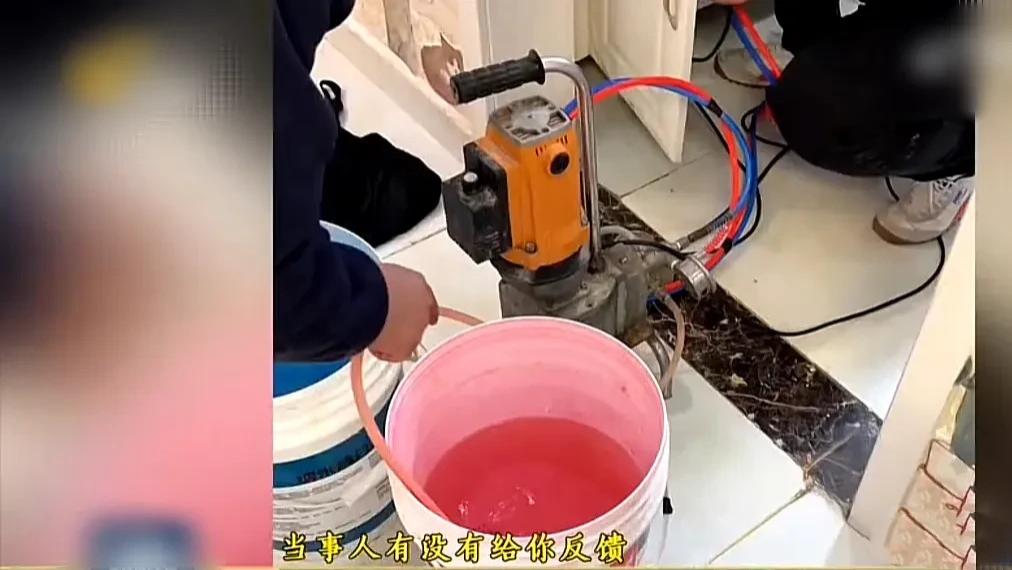 女子维修卫生间漏水，被注百斤胶水索价8800元