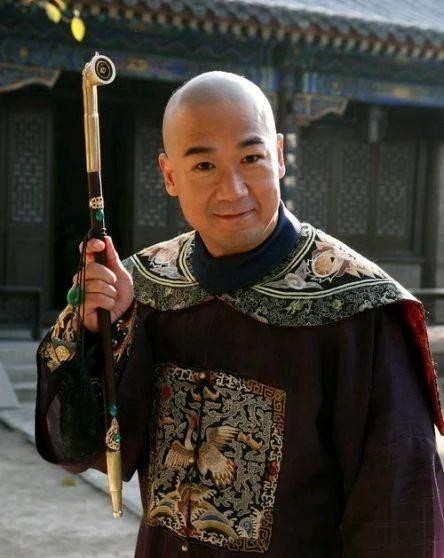 一尼姑向纪晓岚求对联，结果他张口就对尼姑说，“一笔直通，两扇敞开”，谁知尼姑听后
