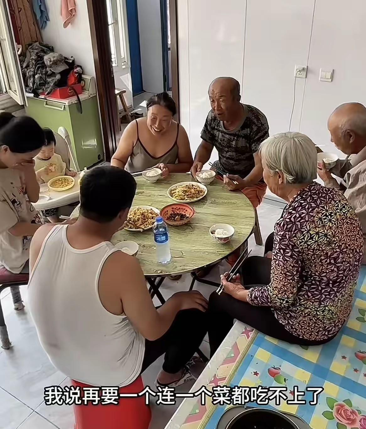 7口人吃2个菜，还一个劲的催生二胎，道出了多少家庭的无奈！两个独生子女的家庭如今
