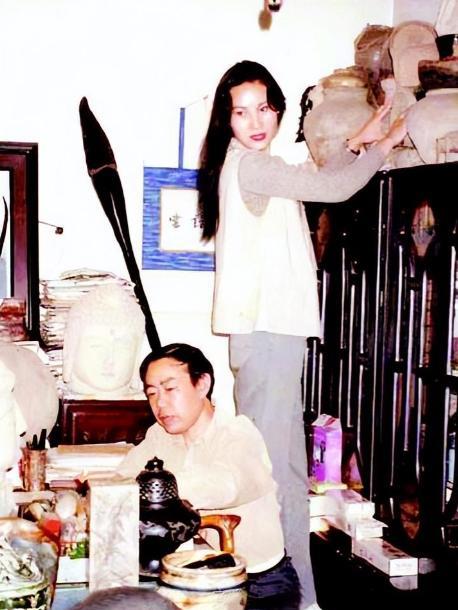 1996年，44岁的贾平凹，娶27岁的护士郭梅为妻。婚后，他问妻子：“我每周可不