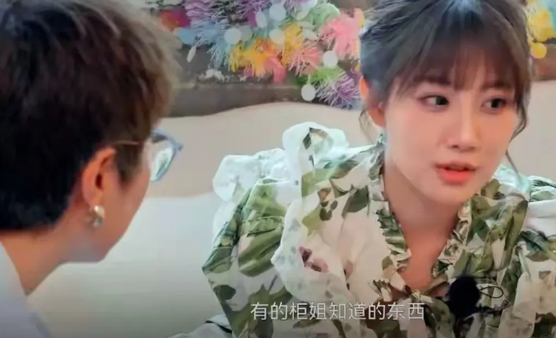 李艺彤已经给自己找退路了，未来不一定可以长期在娱乐圈发展。张泉灵采访李艺彤的时候