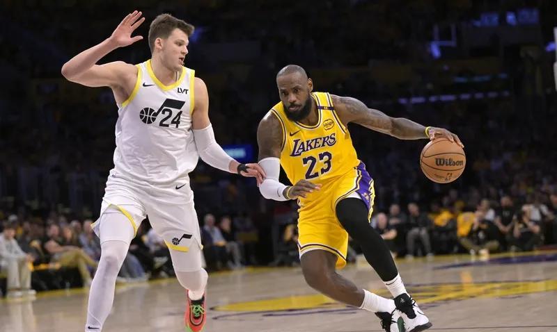 NBA联盟写剧本，裁判是导演，球员是演员，角色定位很好，但是演员有时穿帮，导演也