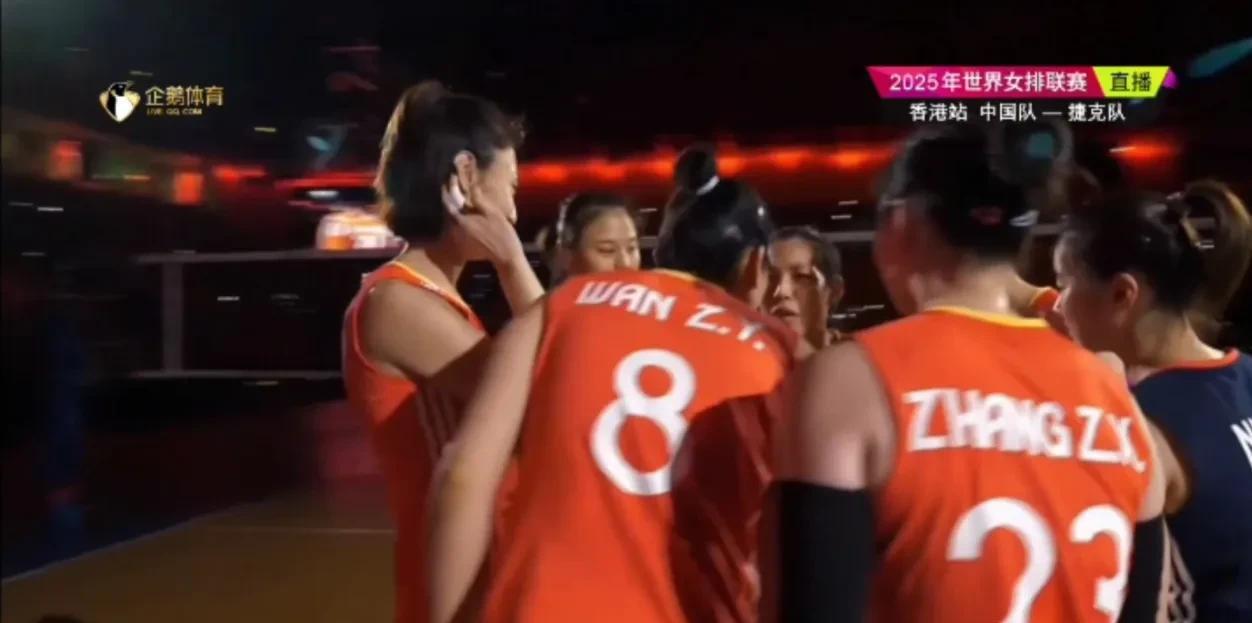 世联赛香港站，中国女排首场迎战捷克女排，首发阵容是如下7人∶
主攻∶吴梦洁   