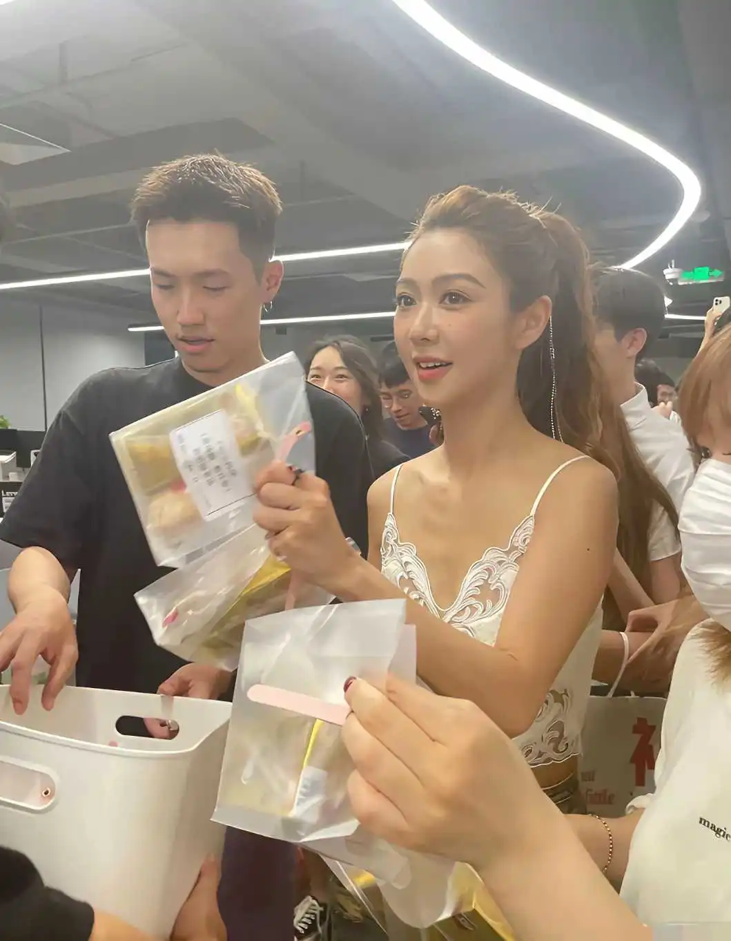 薛凯琪很热吗？穿这么清凉
