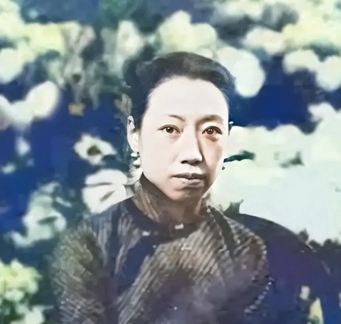 一天，一女子跟相爱之人相约吞大烟自杀，刚吞下去男人害怕给女子家人打电话，才得救，