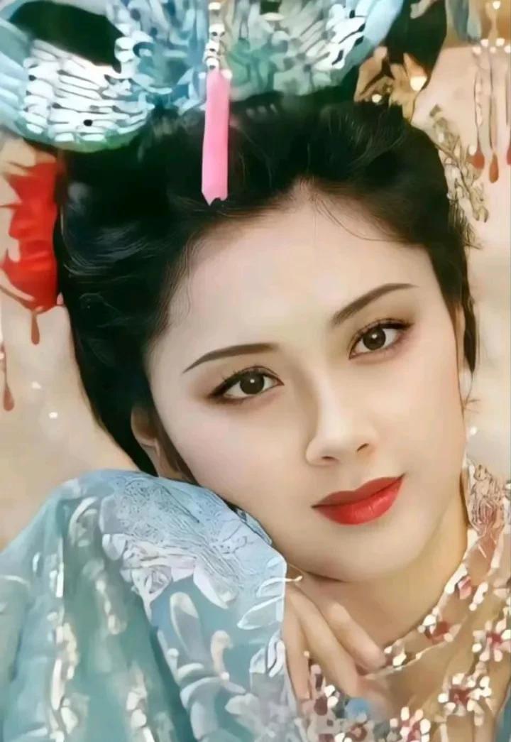 看她果真漂亮！五官精致无瑕疵，清新自然脱俗。她曾在《西游记》里饰演的女儿国国王，