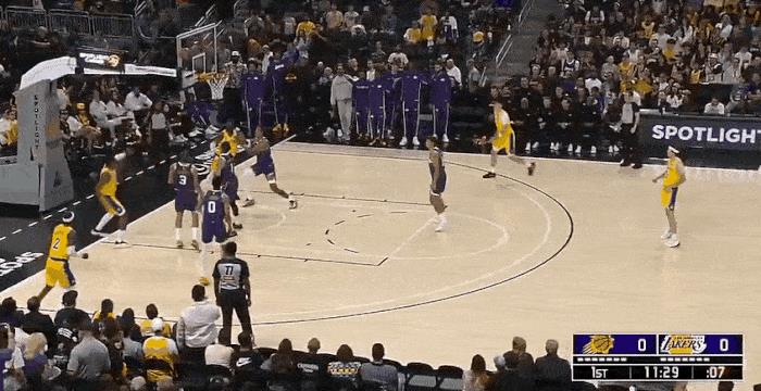 艾顿抢板里夫斯三分！这组合不错！
在今天NBA季前赛湖人对阵太阳的第一节比赛初，