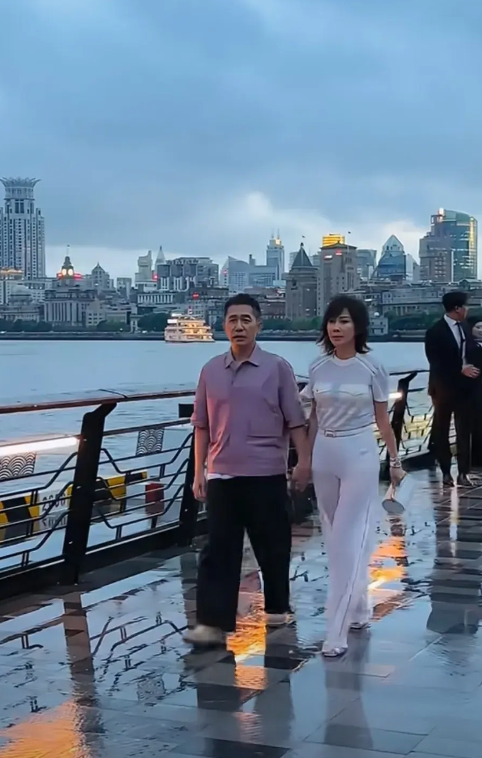 没有保镖，这两口子也就是个普通人！梁朝伟现在也成了小老头一个了，刘嘉玲打扮一下，