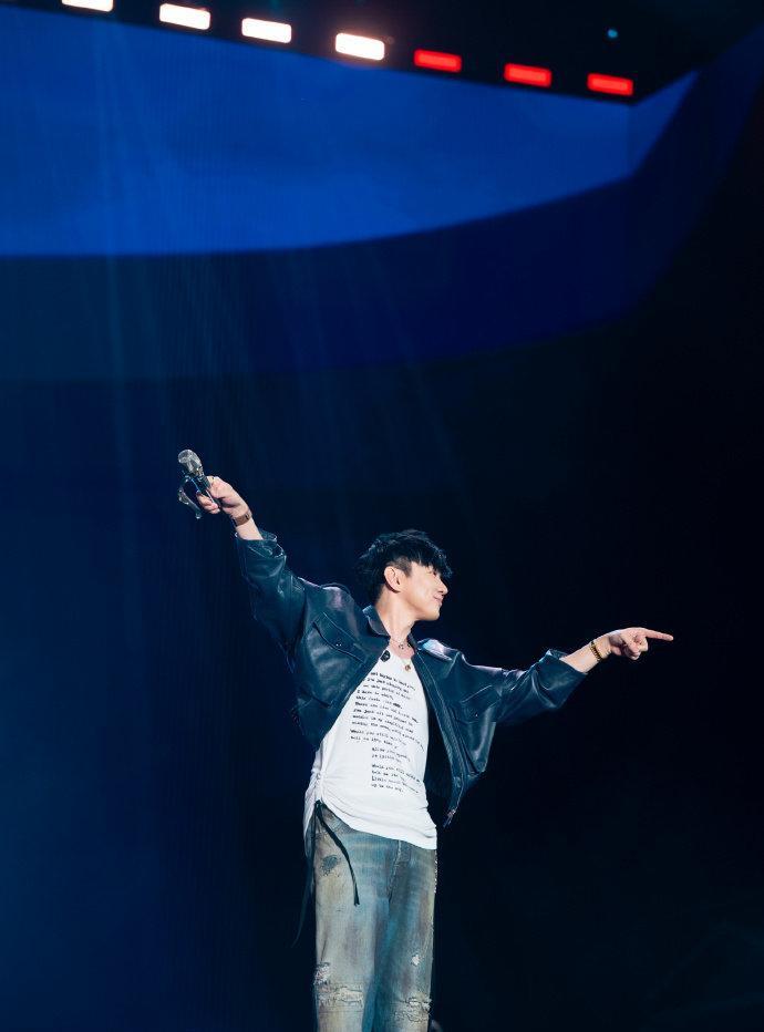#林俊杰跨越6500公里燃炸南京DNA音乐节# 7首作品含2首全球首演，34分1