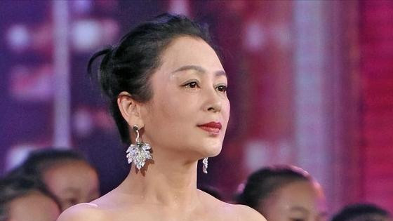 同样50多岁：江珊老了，陈红老了，她竟能把50岁活成18岁