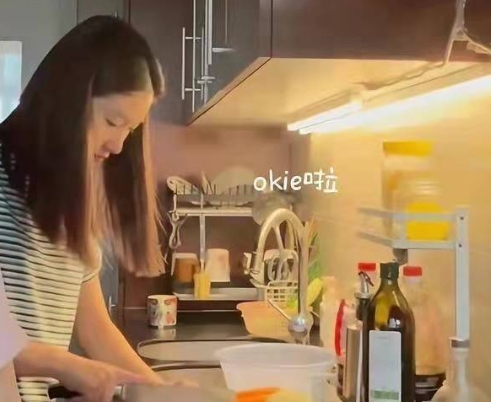 马伊琍女儿跟保姆学做菜，用塑料小盆洗肉，16岁文君竹越长越好看 ​！