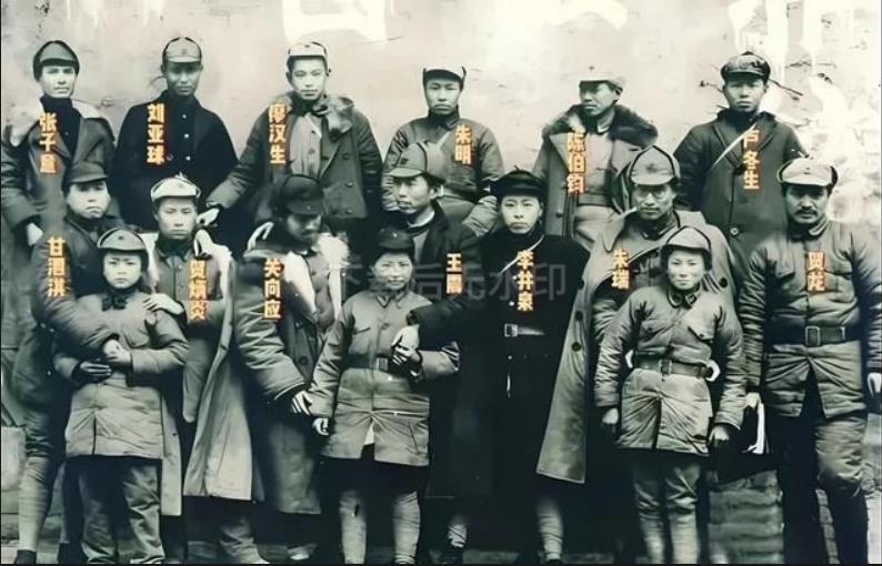 1937年10月，红二方面军部分将领们的合影留念，司令员贺龙，政委任弼时，副司令