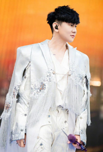 如果真是真的代入粉丝视角确实有点难受！不过他年纪在这里了……找到幸福那就祝福吧