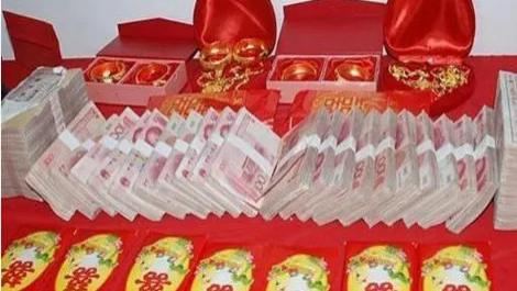 她拒绝了他的追求，他要求归还21万