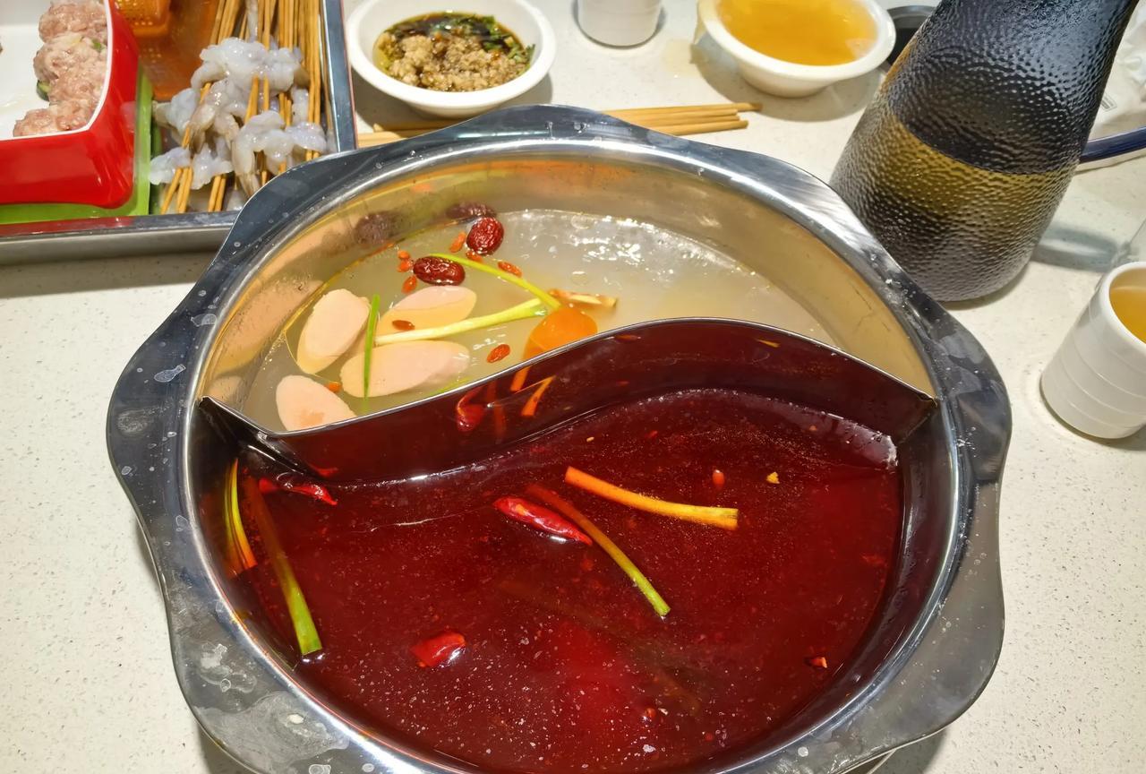 从来没有想到，疫情期间闲逛，无意中发现的一家镇上串串店，现在居然火爆得不行。
以