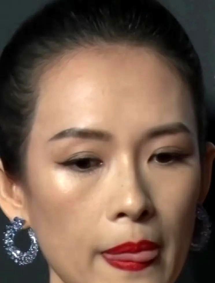 章子怡素颜近照还是很耐看的，年纪这么大，皮肤还能保养的这样好，在艺人中也算排得上