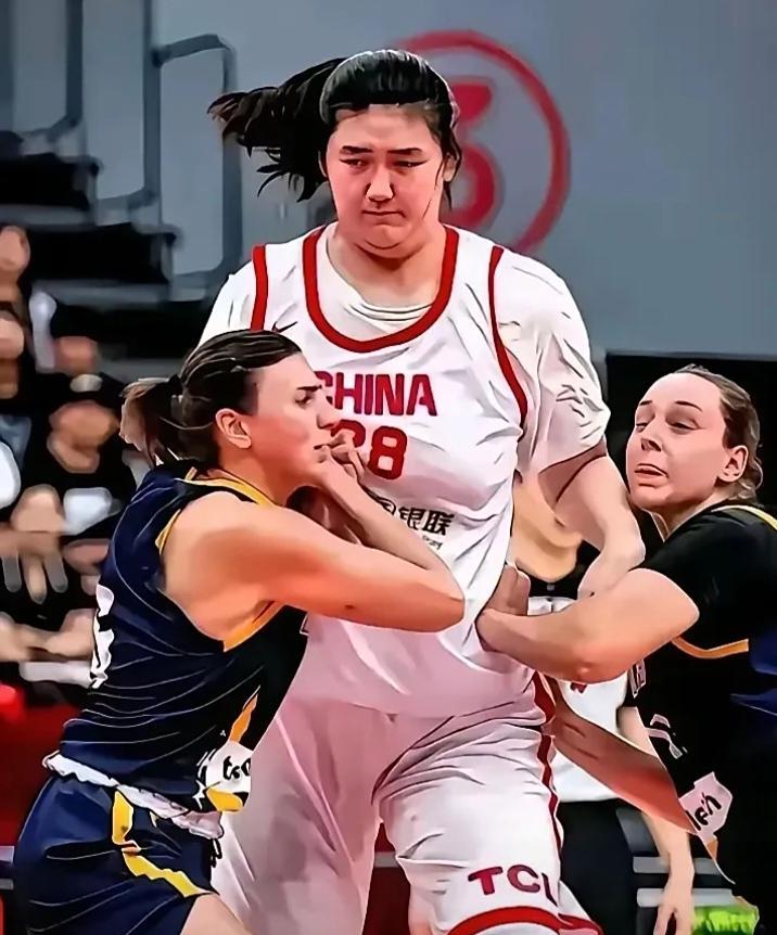 现代女篮世界上还能找出像张子宇，威胁对手的中锋，最少也有两人连推带抱，不让你动，