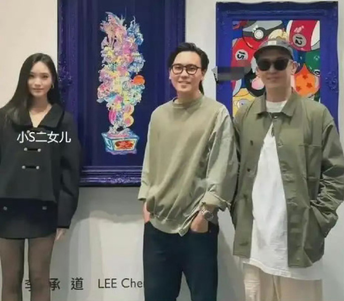 小S二女儿要开画展了，一身名牌画风似具俊晔！