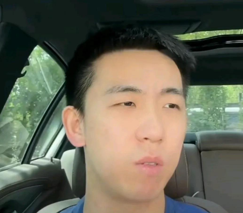 一本正经讲笑话的当属前国乒运动员马特。针对王楚钦胶皮开胶这件事儿，有人建议给头哥