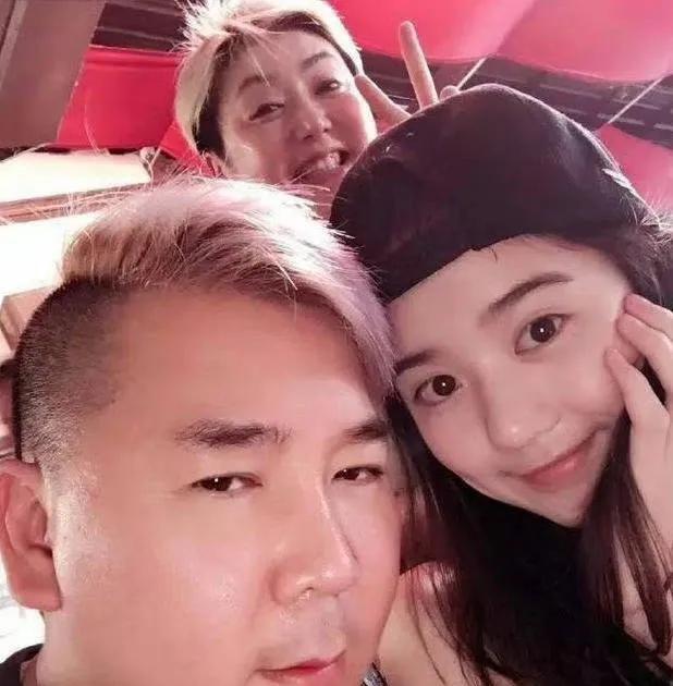 一觉醒来，
李凯馨慌了，
李凯馨做梦都没想到
自己的干爹李荣达会亲自发文实锤自己