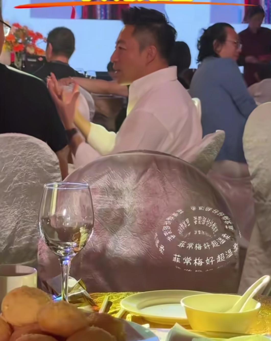 【汪小菲被拍到独自一人现身内蒙古，参加朋友女儿12岁生日庆典】
近日，有网友拍到