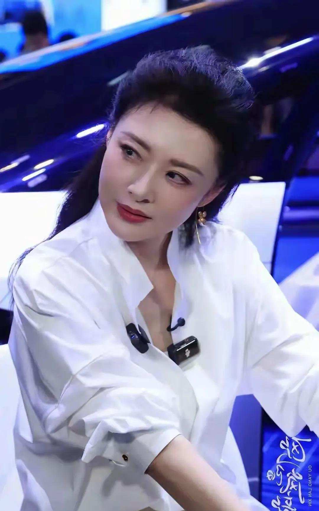 周涛，为啥许多人都觉得她是美人、佳人，不仅因为她有着美丽的容貌，还因为她才华横溢