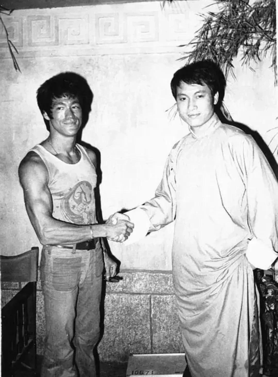 功夫巨星李小龙，他在任何人的面前都没有紧张过。 可是，只要你仔细看这张照片，在李