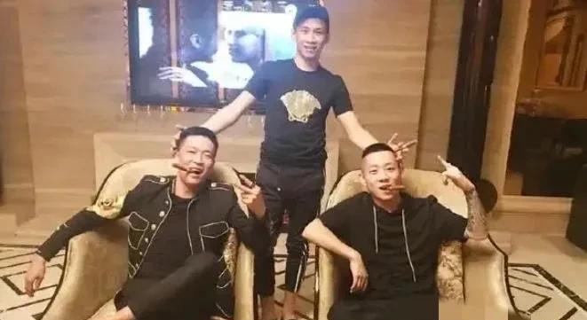 王小源回应T佑结婚，随礼问题。
          王小源和媳妇谈论T佑、崔阿扎