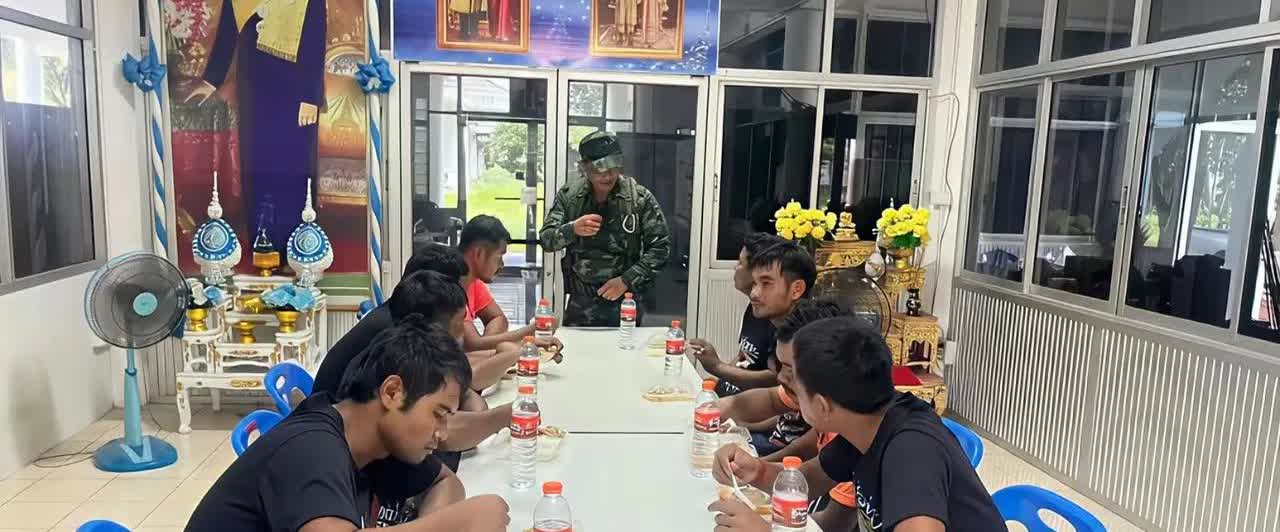 泰国军队对抓来的柬埔寨俘虏，真的优待。

没有把衣服扒掉，只留条裤衩；没有五