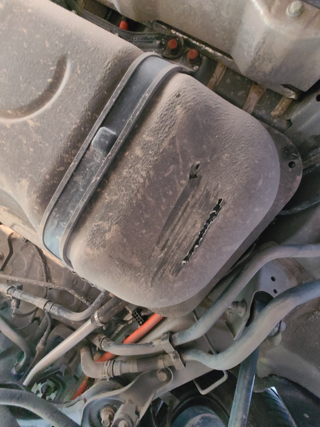 刮着油箱了
看了一下油箱没有破没有损坏，只是外表的涂层掉了，要不要买瓶底盘装甲搞