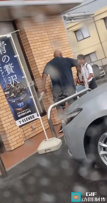 日本网民：美国人最棒。
近日，一段驻日美军给日本小孩送伞的视频在日本网络上被广为