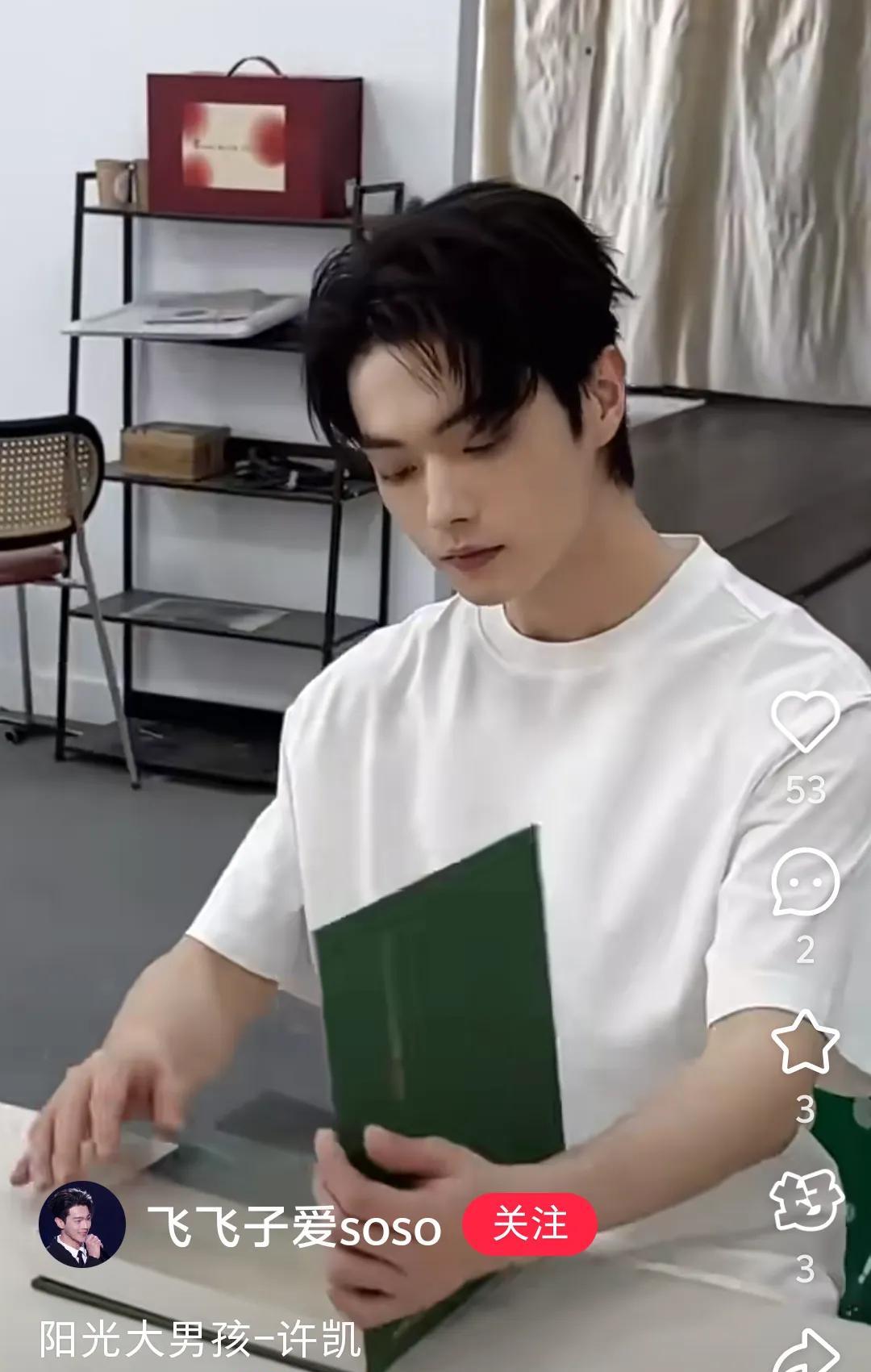 酷爱穿白T的两小只，第一张是昨天事务部发的KK，他俩穿的白短袖简直一模一样，SS