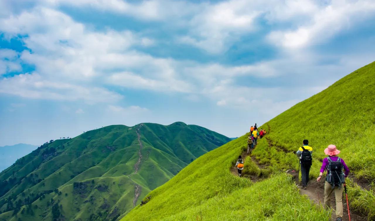 #分享手机里随手拍的风景照#徒步登山客背着行囊，每一步都坚定地朝向远方。